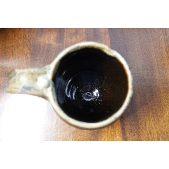 Rare pottery decorative handle high gloss interior mug with artist signature‎